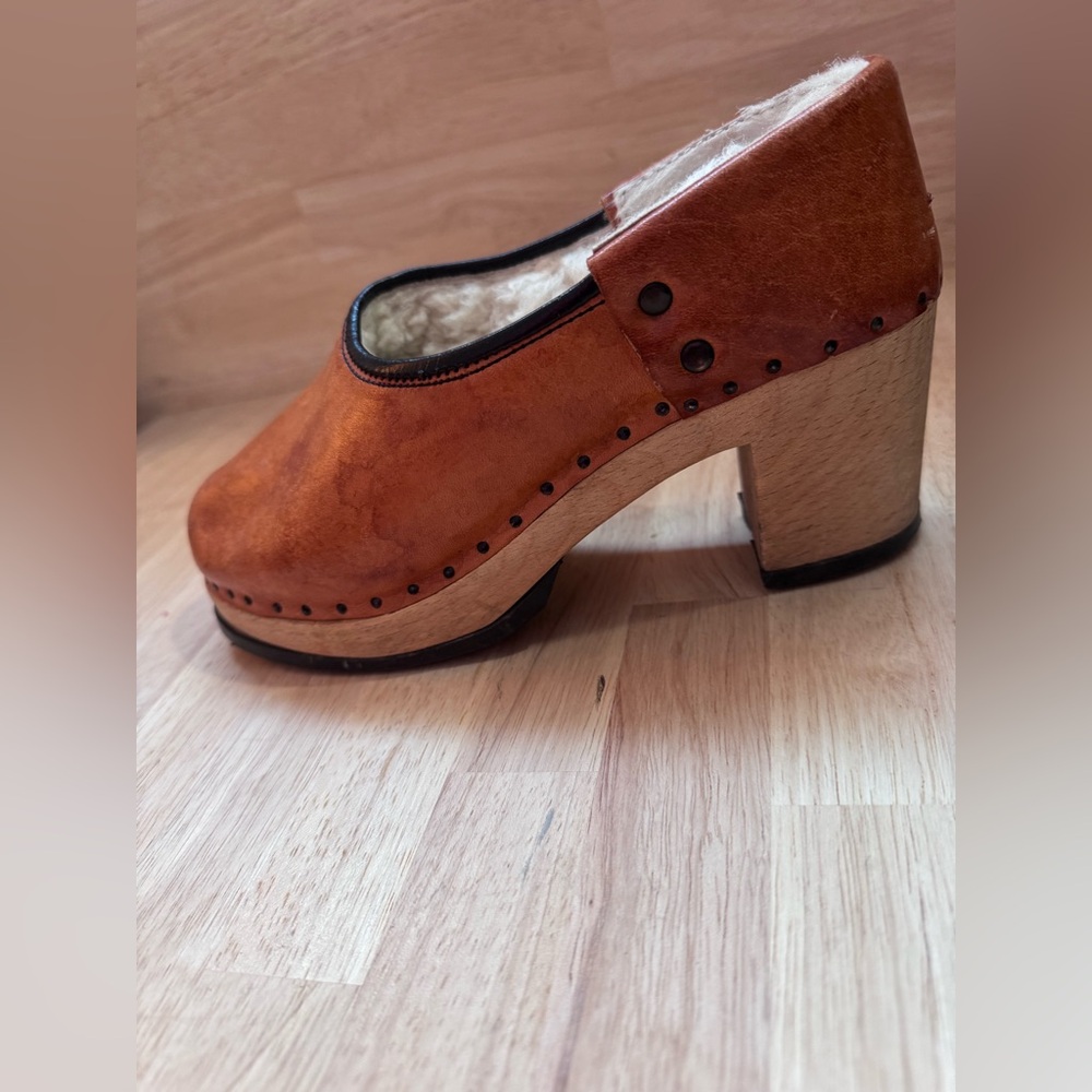 Handmade Leather Sherpa-Lined Wood Clogs - Cozy & Stylish size 7